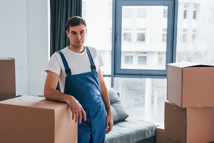 Un déménageur dans une chambre